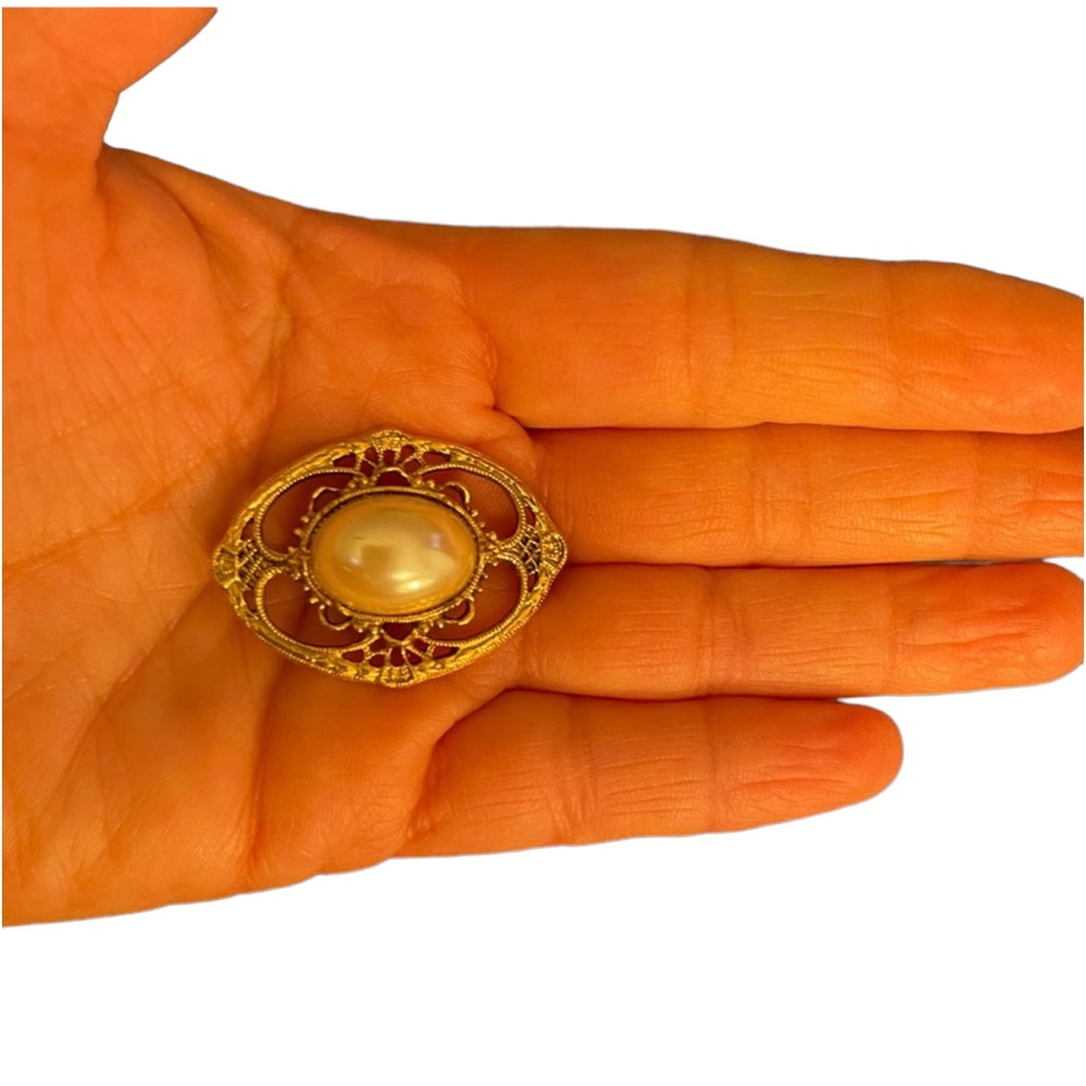 Vintage Pin.   BL/Jewelry01